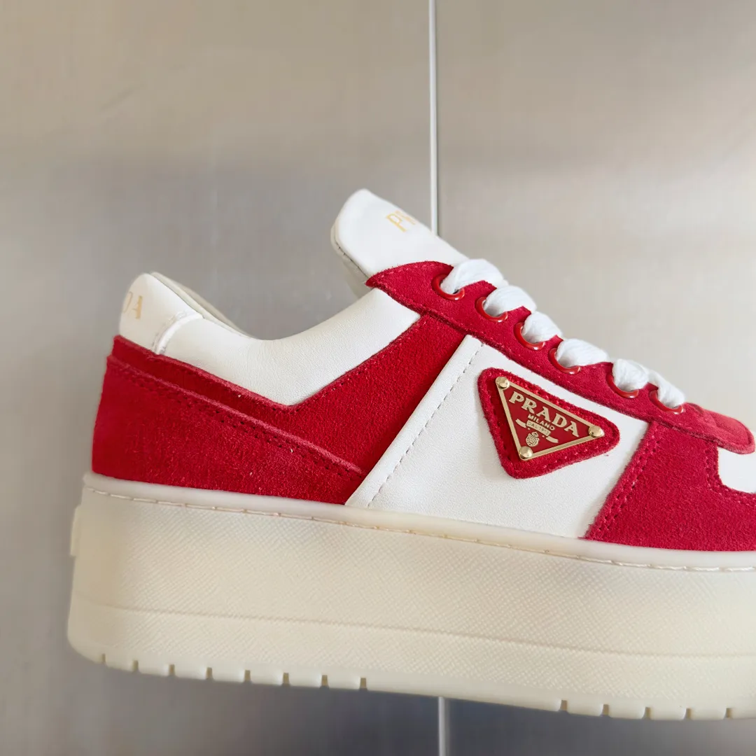 👟👟Ex-factory price 660👟👟 Top version Prada Latest Downtown Bold series Thick sole Platform shoes Triangle logo Casual sneakers White shoes Original purchase and development Production Downtown Bold sneakers are inspired by basketball shoes in the 1980s, with sporty design and exquisite details. Crafted from perforated leather, the statement platform sole provides a unique, modern style. The Prada logo is interpreted from different angles, decorated with the iconic enamel-coated triangular metal logo, highlighting the unique classic style. Exquisite packaging at the delivery counter🛍📦 ▪️Fabric: Original custom imported first-layer cowhide ▪️Inner lining: Original imported soft sheepskin ▪️Outsole: Original molded ultra-light foam material ▪️Sole thickness: 4.5CM ▪️Size: Women's 35-40